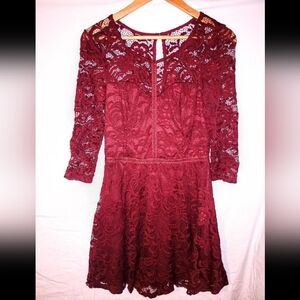 BEAUTIFUL RED LACE CHRISTMAS DRESS. WOMEN'S S 7 LIKE NEW PROFESSIONALLY CLEANED